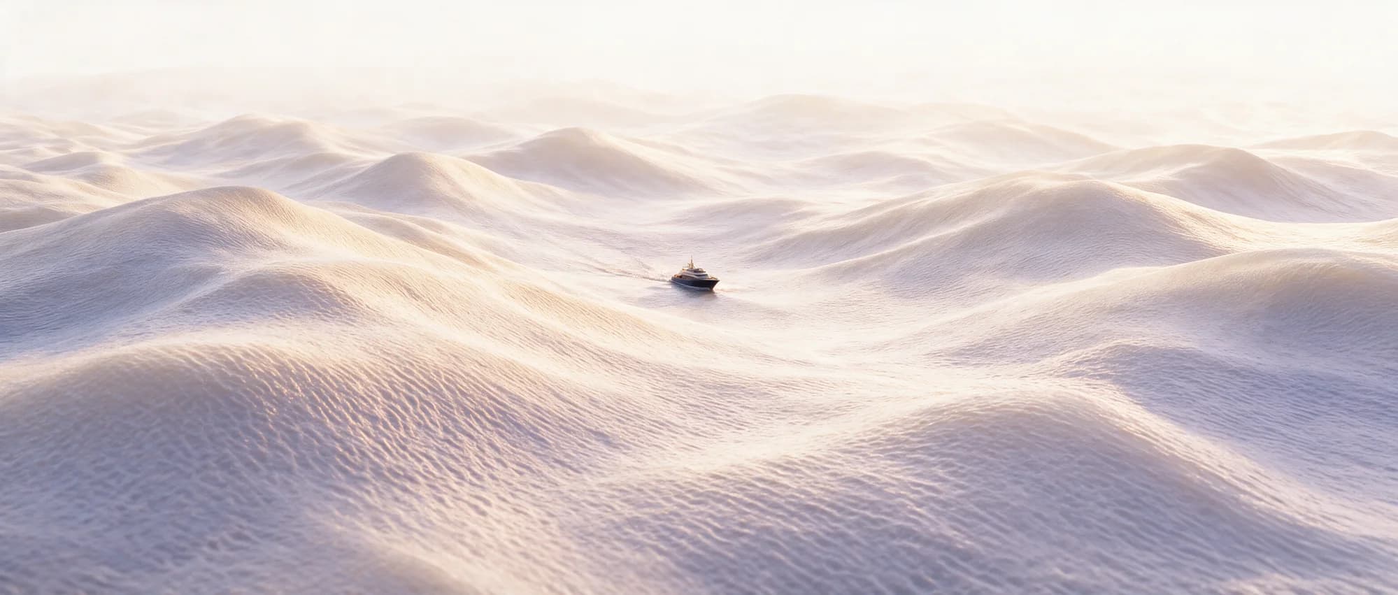 Eine kleine Yacht fährt durch eine weite, weich geformte Wasserlandschaft im hellen Morgenlicht