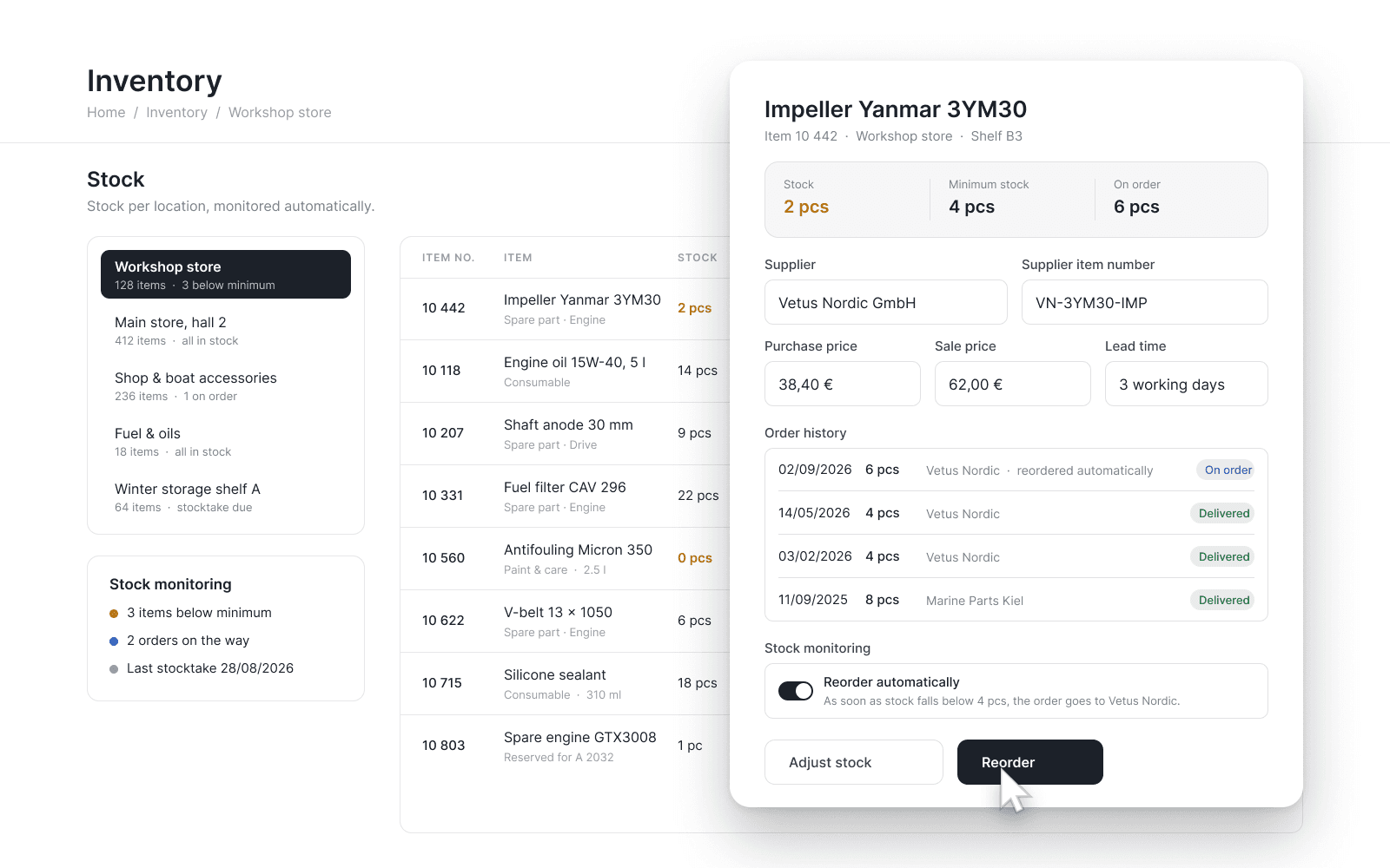 Marina view: on the left the stores with the selected workshop store and stock monitoring, on the right the item table with stock, minimum level, bin location and supplier, in front of it the window for the item Impeller with stock, supplier, prices, order history and automatic reordering.