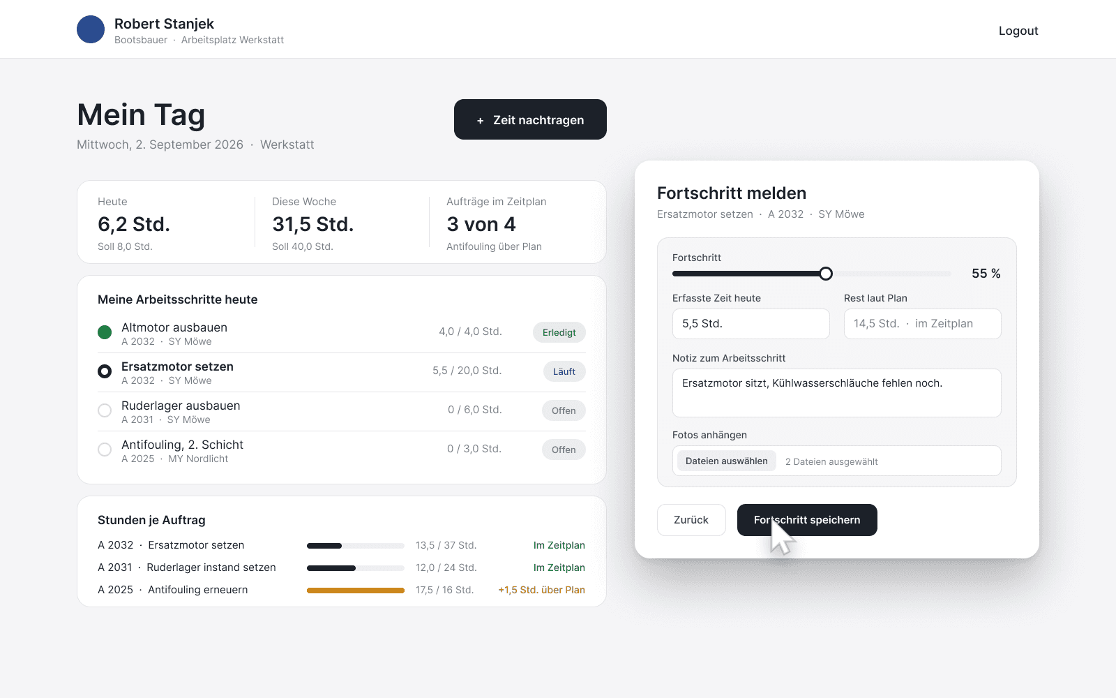 Mitarbeiteransicht: das Dashboard eines Bootsbauers mit Stunden heute und diese Woche, seinen Arbeitsschritten des Tages, den Stunden je Auftrag gegen den Plan, davor das Fenster „Fortschritt melden“ mit Fortschritt, erfasster Zeit, Notiz und Fotos.
